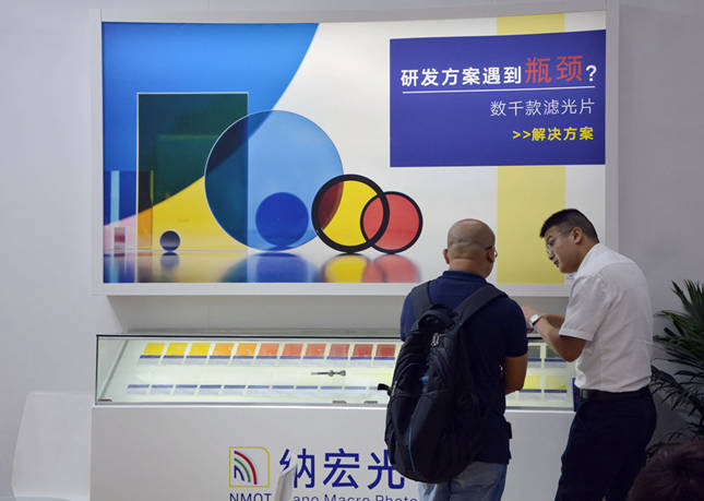 客戶觀看濾光片產品演示