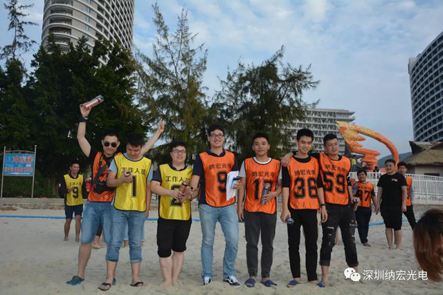 為獲獎隊伍頒獎